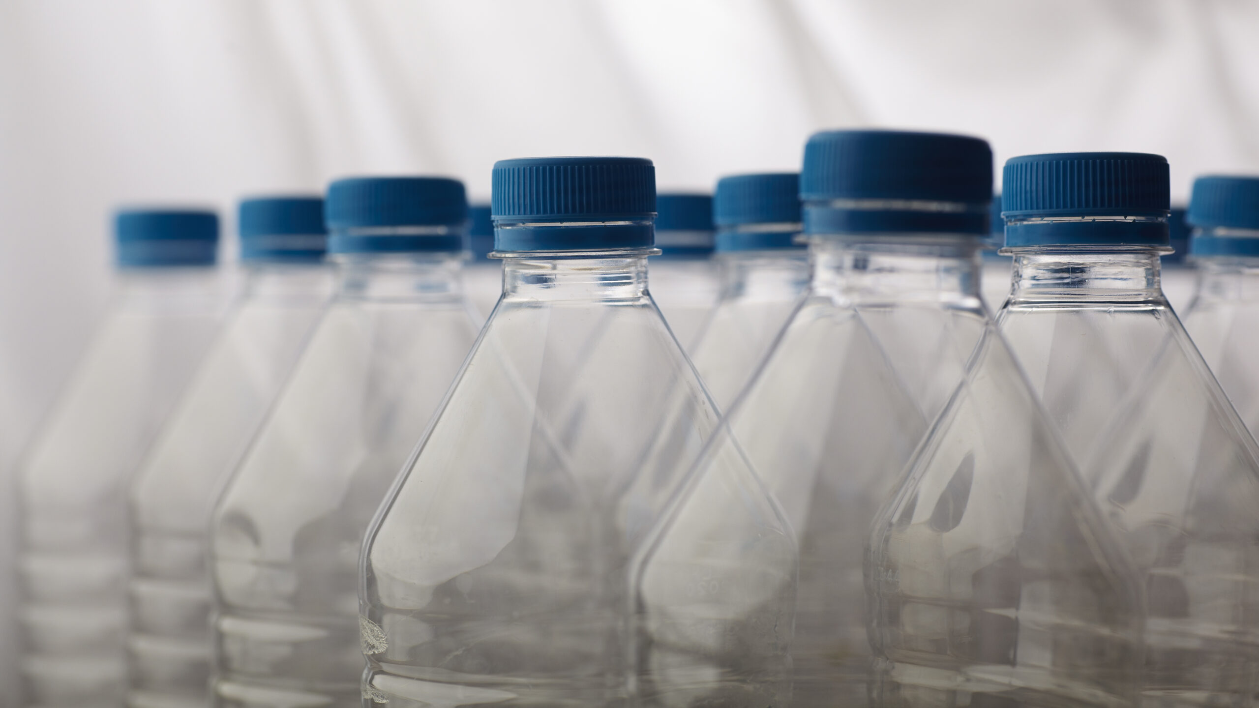 Fotografía de botellas de plástico.